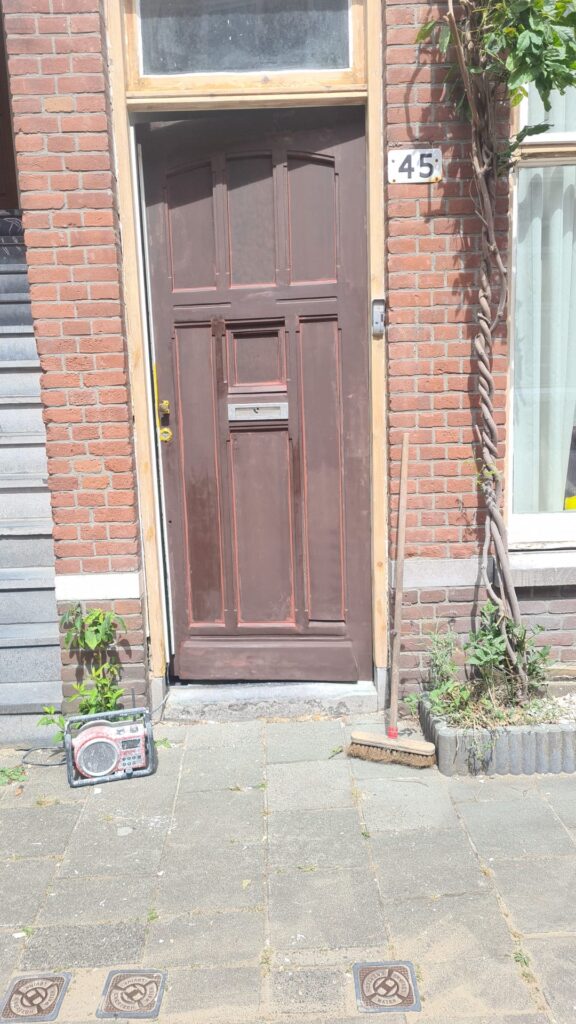 Voorbereiding op het Schilderen van een Houten Voordeur