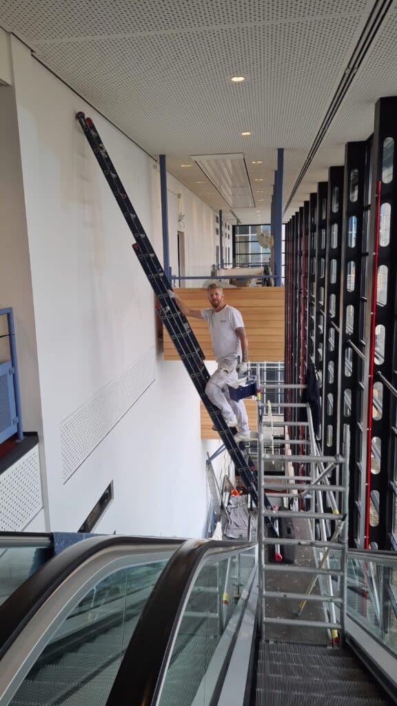 Dims Onderhoud Schildert een school
